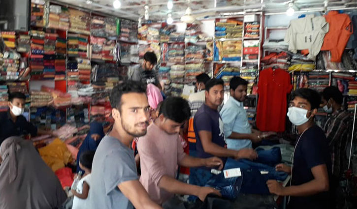 সিলেটে ঈদের বাজারে জনসমাগম, বাড়ছে সংক্রমণ ঝুঁকি সিলেটে ঈদের বাজারে জনসমাগম, বাড়ছে সংক্রমণ ঝুঁকি