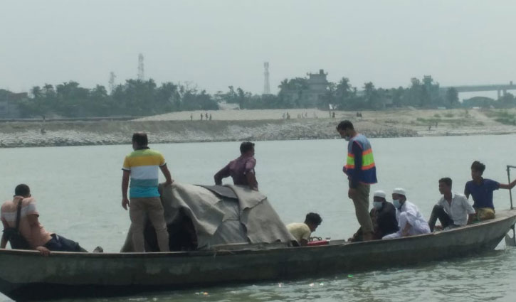যাত্রী পারের চেষ্টা করায় শিমুলিয়া ঘাটে ১৮ ট্রলার আটক যাত্রী পারের চেষ্টা করায় শিমুলিয়া ঘাটে ১৮ ট্রলার আটক