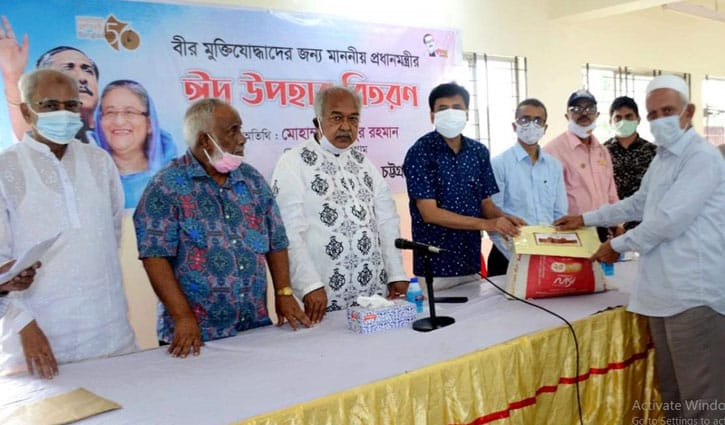 চট্টগ্রামে ৩০৪ জন মুক্তিযোদ্ধা পেলেন প্রধানমন্ত্রীর ঈদ উপহার চট্টগ্রামে ৩০৪ জন মুক্তিযোদ্ধা পেলেন প্রধানমন্ত্রীর ঈদ উপহার