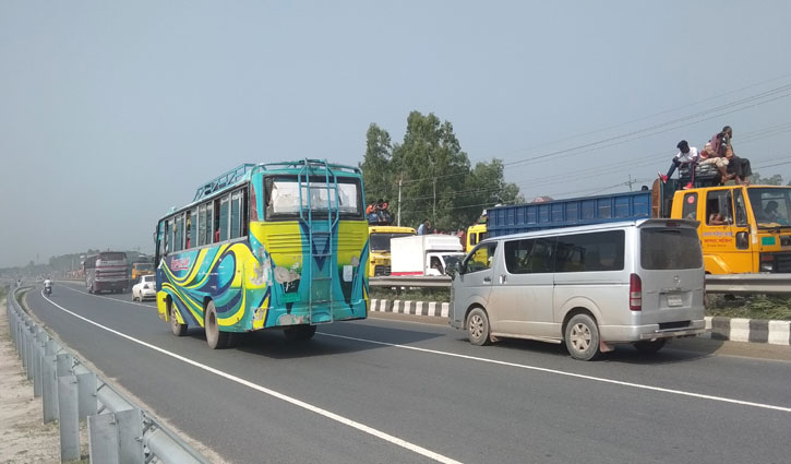টাঙ্গাইল-বঙ্গবন্ধু সেতু সড়কে চলছে দূরপাল্লার বাস