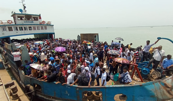 বাংলাবাজার ঘাটে যাত্রীর ভিড়, চলছে ১৭ ফেরি বাংলাবাজার ঘাটে যাত্রীর ভিড়, চলছে ১৭ ফেরি