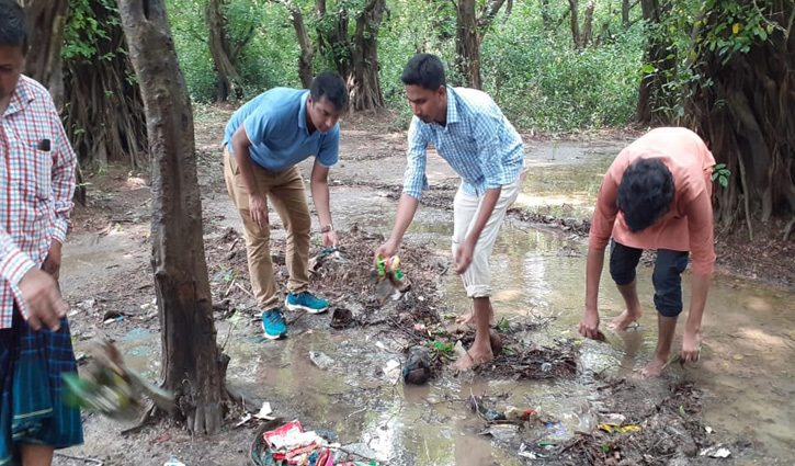 রাতারগুল থেকে নৌকাভর্তি বর্জ্য অপসারণ