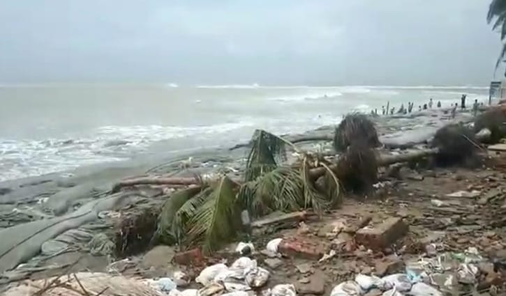 ঘূর্ণিঝড় ইয়াস; জোয়ারে সেন্টমার্টিনে উপড়ে যাচ্ছে গাছপালা ঘূর্ণিঝড় ইয়াস; জোয়ারে সেন্টমার্টিনে উপড়ে যাচ্ছে গাছপালা