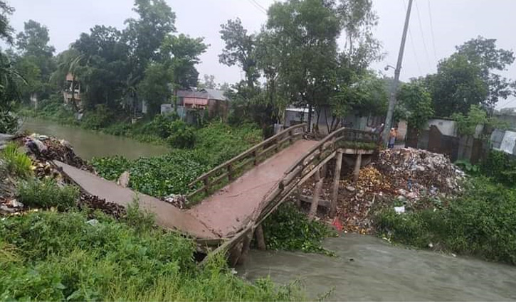 গোপালপুরে সেতু ভেঙে নদীতে, চলাচলে দুর্ভোগ গোপালপুরে সেতু ভেঙে নদীতে, চলাচলে দুর্ভোগ