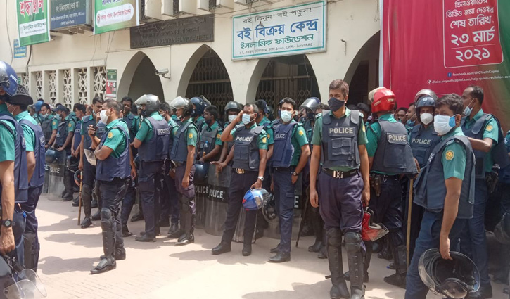 বায়তুল মোকাররমের সামনে মুসল্লি-পুলিশ সংঘর্ষ, সংবাদকর্মী আহত বায়তুল মোকাররমের সামনে মুসল্লি-পুলিশ সংঘর্ষ, সংবাদকর্মী আহত