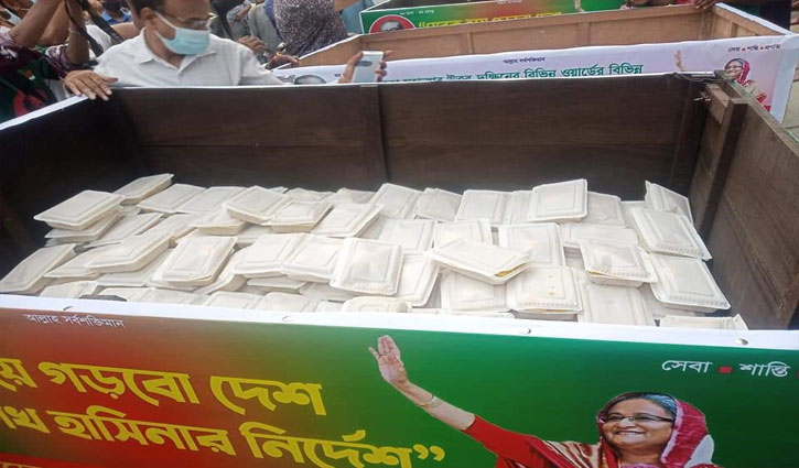 অসহায়দের মাঝে ইফতার বিতরণ স্বেচ্ছাসেবক লীগের অসহায়দের মাঝে ইফতার বিতরণ স্বেচ্ছাসেবক লীগের
