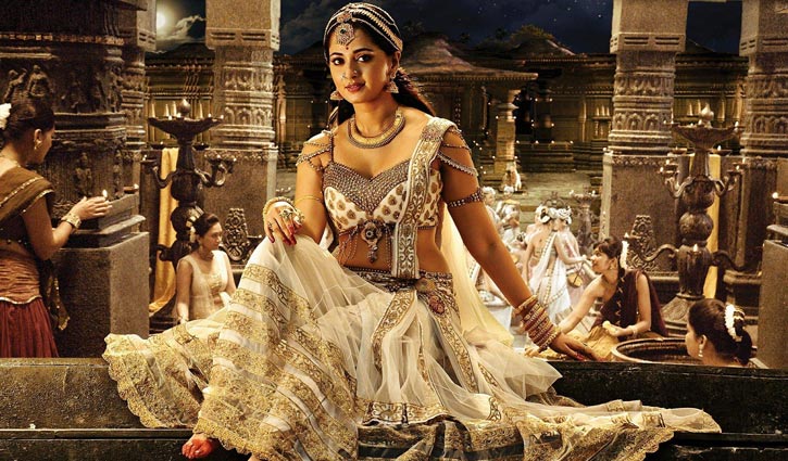 অসম প্রেমে আনুশকা