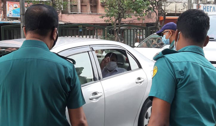 লকডাউনের দ্বিতীয় দিন: অলিগলিতেও কড়াকড়ি