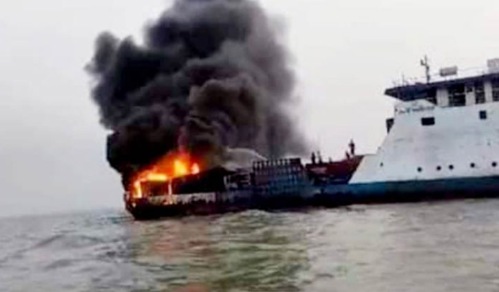 মেঘনায় ফেরিতে আগুনের ঘটনায় ৫ সদস্যের তদন্ত কমিটি মেঘনায় ফেরিতে আগুনের ঘটনায় ৫ সদস্যের তদন্ত কমিটি