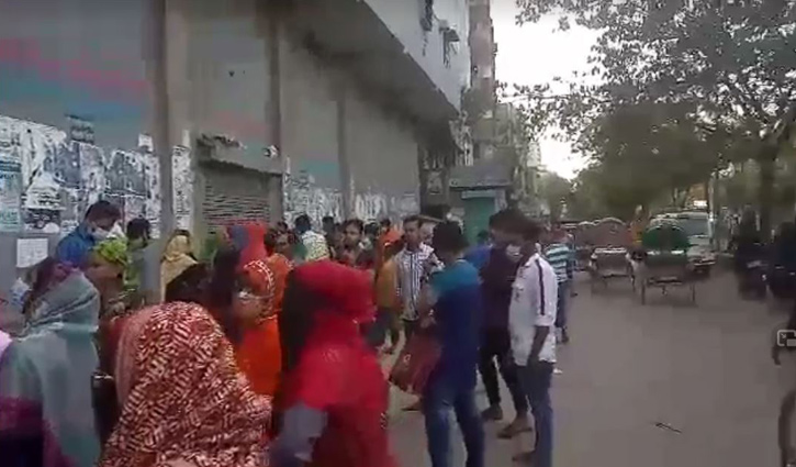 কমলাপুরে রাস্তা অবরোধ করে শ্রমিকদের বিক্ষোভ কমলাপুরে রাস্তা অবরোধ করে শ্রমিকদের বিক্ষোভ
