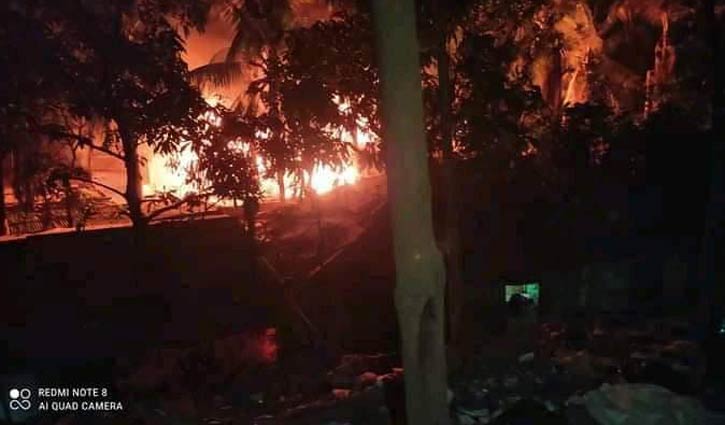 কুতুপালং বাজারে আগুন, ৩ জনের মৃত্যু কুতুপালং বাজারে আগুন, ৩ জনের মৃত্যু