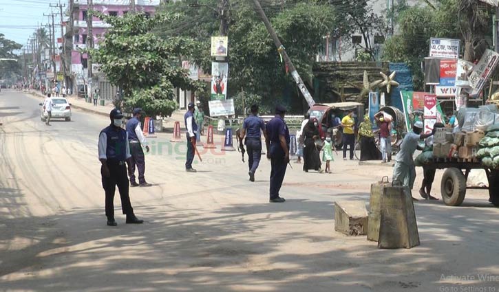 কঠোর লকডাউন কক্সবাজারে: মোড়ে মোড়ে পুলিশের অবস্থান