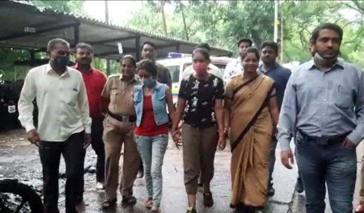 চুরির অভিযোগে গ্রেপ্তার ‘ক্রাইম পেট্রোল’র দুই অভিনেত্রী চুরির অভিযোগে গ্রেপ্তার ‘ক্রাইম পেট্রোল’র দুই অভিনেত্রী