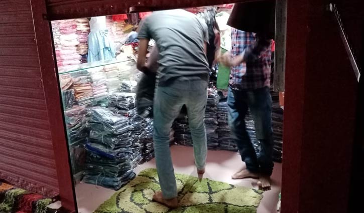 লকডাউনের প্রথম দিনেই দোকান খোলার চেষ্টা, অতপর... লকডাউনের প্রথম দিনেই দোকান খোলার চেষ্টা, অতপর...