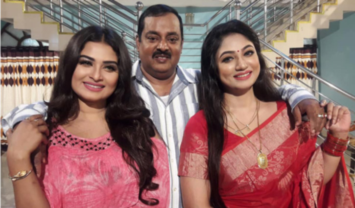 ডিপজলের বাহুডোরে দুই নায়িকা ডিপজলের বাহুডোরে দুই নায়িকা