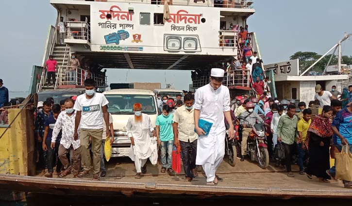 দৌলতদিয়া ফেরিঘাটে ঢাকামুখী যাত্রীদের চাপ দৌলতদিয়া ফেরিঘাটে ঢাকামুখী যাত্রীদের চাপ