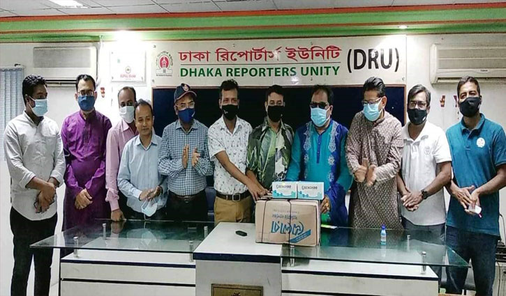 ডিআরইউকে স্বাস্থ্য সুরক্ষা সামগ্রী দিলো স্বেচ্ছাসেবক লীগ ডিআরইউকে স্বাস্থ্য সুরক্ষা সামগ্রী দিলো স্বেচ্ছাসেবক লীগ