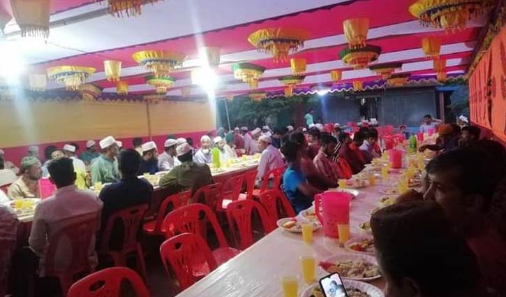 করোনা নিষেধাজ্ঞা অমান্য করে চেয়ারম্যানের ইফতার আয়োজন করোনা নিষেধাজ্ঞা অমান্য করে চেয়ারম্যানের ইফতার আয়োজন
