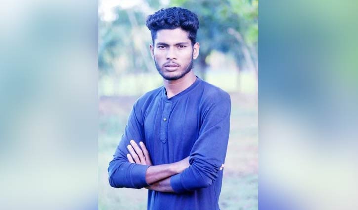 ফুটবলে কিক মেরেই মৃত্যুর কোলে ঢলে পড়লেন ইলিয়াছ ফুটবলে কিক মেরেই মৃত্যুর কোলে ঢলে পড়লেন ইলিয়াছ
