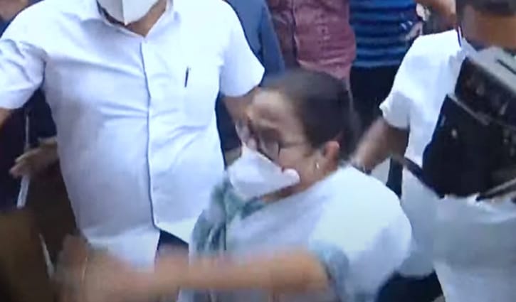 Arrest me: Mamata tells CBI after 4 TMC leaders held Arrest me: Mamata tells CBI after 4 TMC leaders held