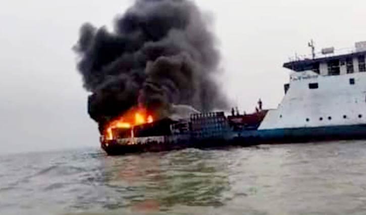 মেঘনায় ফেরিতে আগুন: পুড়ে গেছে ৭ ট্রাক মেঘনায় ফেরিতে আগুন: পুড়ে গেছে ৭ ট্রাক