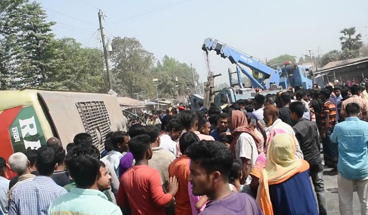গাইবান্ধায় পিকনিকের বাস উল্টে নিহত ২, আহত ৯ গাইবান্ধায় পিকনিকের বাস উল্টে নিহত ২, আহত ৯