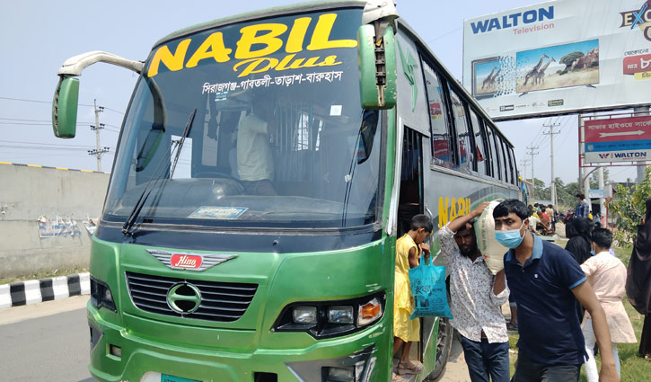 দূরপাল্লার বাসে ফিরছে উত্তরবঙ্গের মানুষ দূরপাল্লার বাসে ফিরছে উত্তরবঙ্গের মানুষ