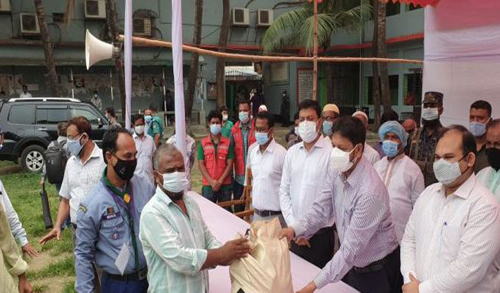 ডিসির খাদ্য সহায়তা পেলেন ২০০ শ্রমিক ডিসির খাদ্য সহায়তা পেলেন ২০০ শ্রমিক