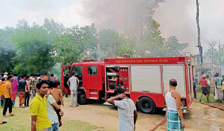 গাজীপুরে বাসা বাড়িতে আগুন, ১৫ ঘর পুড়ে ছাই গাজীপুরে বাসা বাড়িতে আগুন, ১৫ ঘর পুড়ে ছাই