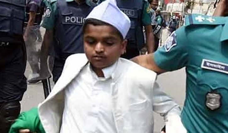জিজ্ঞাবাদের জন্য কারাগার থেকে থানায় রফিকুল মাদানী জিজ্ঞাবাদের জন্য কারাগার থেকে থানায় রফিকুল মাদানী