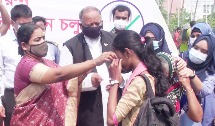 গোপালগঞ্জে একযোগে ৫ উপজেলায় মাস্ক বিতরণের মহা আয়োজন গোপালগঞ্জে একযোগে ৫ উপজেলায় মাস্ক বিতরণের মহা আয়োজন