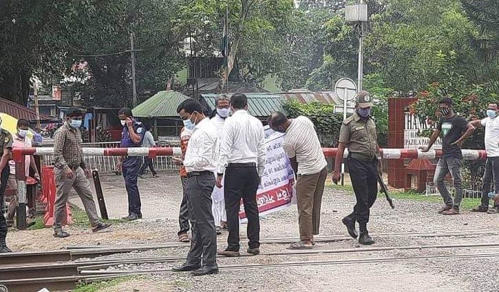 হিলি ইমিগ্রেশন চেকপোস্ট দিয়ে যাত্রী পারাপারের কার্যক্রম শুরু হিলি ইমিগ্রেশন চেকপোস্ট দিয়ে যাত্রী পারাপারের কার্যক্রম শুরু