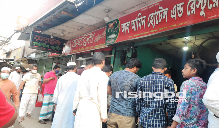 ইফতারি কিনতে ভিড়, নেই স্বাস্থ্যবিধির বালাই ইফতারি কিনতে ভিড়, নেই স্বাস্থ্যবিধির বালাই