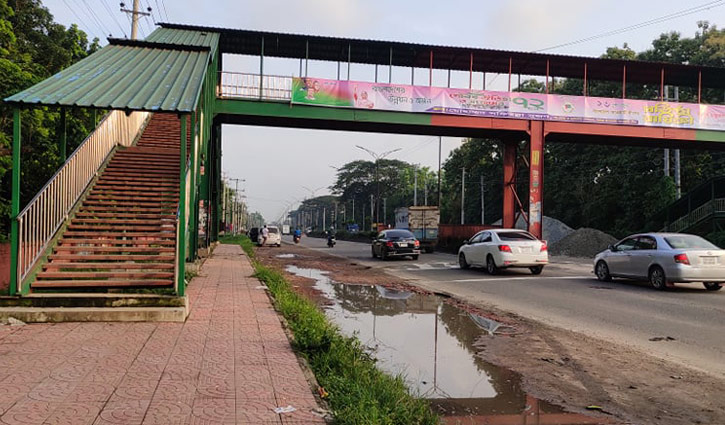 নেশাখোর ও নারী উত্যক্তকারীদের দখলে জাবির ওভারব্রিজ নেশাখোর ও নারী উত্যক্তকারীদের দখলে জাবির ওভারব্রিজ