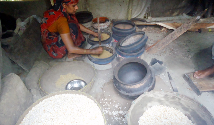 সামনে রমজান, ব্যস্ত এখন মুড়ির গ্রাম ‘তিমিরকাঠি’