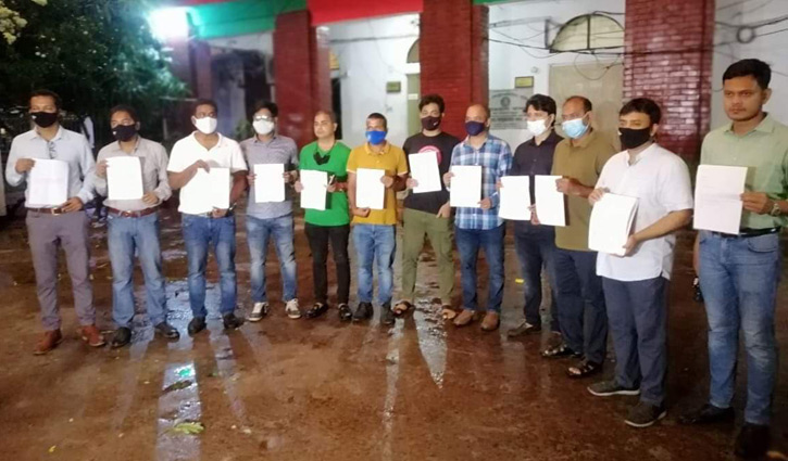 স্বেচ্ছায় কারাবরণের জন্য শাহবাগ থানায় সাংবাদিকরা স্বেচ্ছায় কারাবরণের জন্য শাহবাগ থানায় সাংবাদিকরা