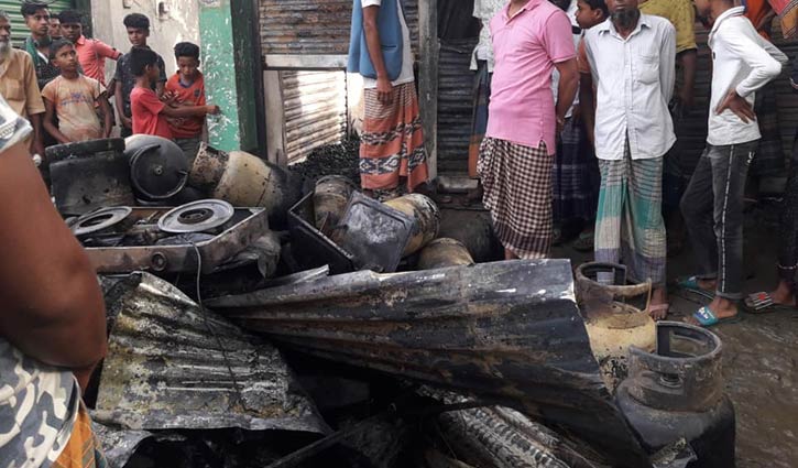 কেন্দুয়ায় ৫ দোকানে লাগা আগুন নিয়ন্ত্রণে কেন্দুয়ায় ৫ দোকানে লাগা আগুন নিয়ন্ত্রণে