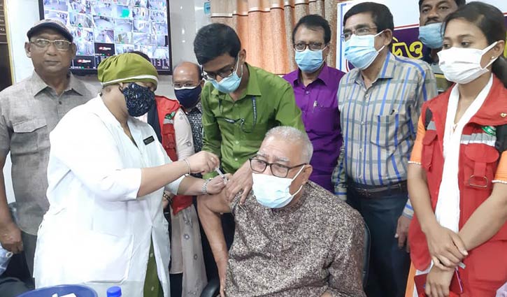 করোনার দ্বিতীয় ডোজ নিলেন খুলনার সিটি মেয়র করোনার দ্বিতীয় ডোজ নিলেন খুলনার সিটি মেয়র