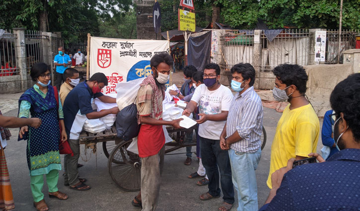 দরিদ্রদের খাবার দিচ্ছে ‘কমিউনিটি কিচেন’ দরিদ্রদের খাবার দিচ্ছে ‘কমিউনিটি কিচেন’