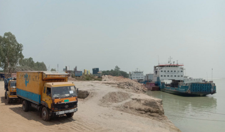 পাটুরিয়ায় চাপ নেই, চলছে ৩ ফেরি পাটুরিয়ায় চাপ নেই, চলছে ৩ ফেরি