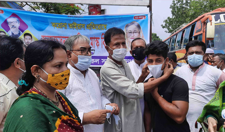 পথচারীদের মাঝে মাস্ক বিতরণ পথচারীদের মাঝে মাস্ক বিতরণ