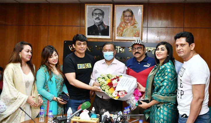 শিল্পীদের সুরক্ষা দেওয়া রাষ্ট্রের দায়িত্ব: তথ্যমন্ত্রী শিল্পীদের সুরক্ষা দেওয়া রাষ্ট্রের দায়িত্ব: তথ্যমন্ত্রী