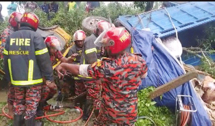 গাছের সঙ্গে ট্রাকের ধাক্কা, নিহত ২ গাছের সঙ্গে ট্রাকের ধাক্কা, নিহত ২