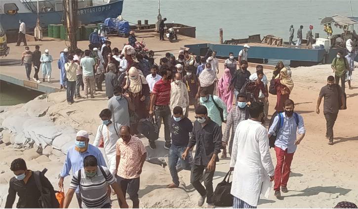 শিমুলিয়া ঘাটে যাত্রী ও যানবাহনের চাপ, ফেরত যেতে মাইকিং শিমুলিয়া ঘাটে যাত্রী ও যানবাহনের চাপ, ফেরত যেতে মাইকিং