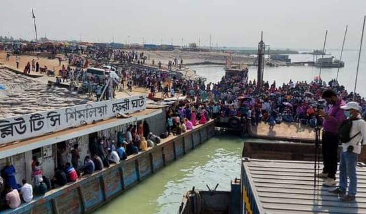 শিমুলিয়া ঘাটে মানুষের ঢল শিমুলিয়া ঘাটে মানুষের ঢল