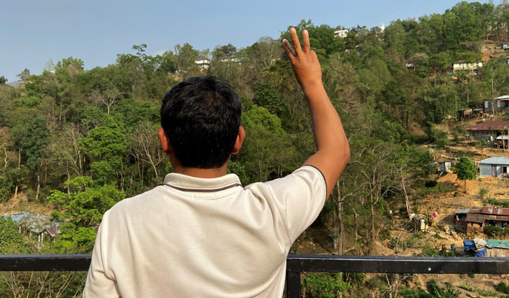 ভাঙাচোরা ঘরের পাতলা মাদুরে দিন কাটছে সু চির দলের আইনপ্রণেতাদের ভাঙাচোরা ঘরের পাতলা মাদুরে দিন কাটছে সু চির দলের আইনপ্রণেতাদের