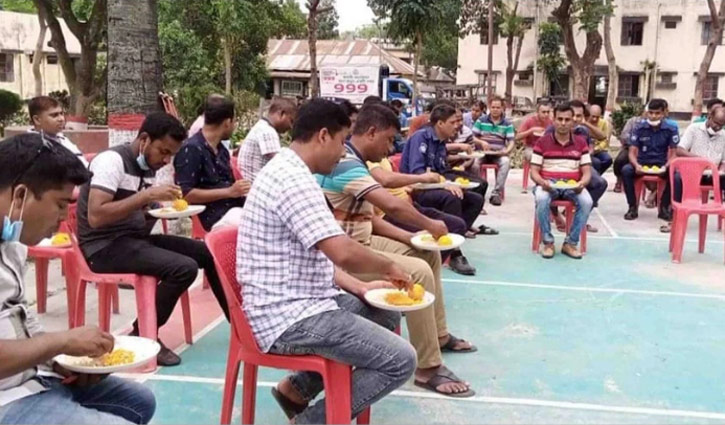 পুলিশ ও আসামি একসঙ্গে আম-মুড়ি খাওয়ার উৎসবে পুলিশ ও আসামি একসঙ্গে আম-মুড়ি খাওয়ার উৎসবে