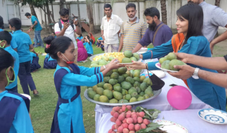 শিক্ষার্থীদের আম খাওয়ালেন নওশাবা শিক্ষার্থীদের আম খাওয়ালেন নওশাবা