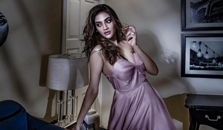 স্লিভলেস গাউনে উত্তাপ ছড়াচ্ছেন নুসরাত স্লিভলেস গাউনে উত্তাপ ছড়াচ্ছেন নুসরাত