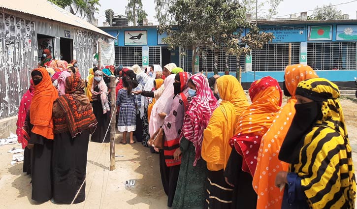 করোনা উপেক্ষা করে চলছে সুজানগর পৌরসভার কাউন্সিলর পদে নির্বাচন করোনা উপেক্ষা করে চলছে সুজানগর পৌরসভার কাউন্সিলর পদে নির্বাচন